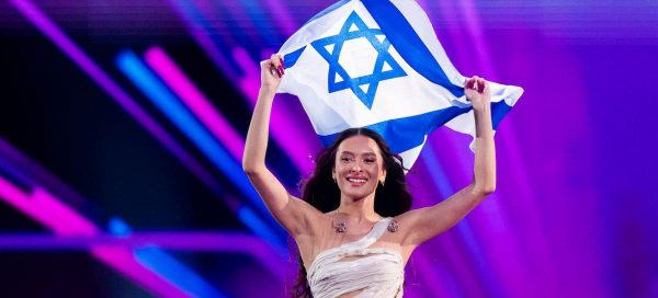 Eden Golan alzando la bandera de su país, Israel, durante el desfile inicial de la Gran Final del Festival de la Canción de Eurovisión 2024 en Malmö. / Martin Sylvest Andersen