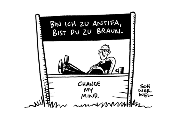 Ein Mann sitzt entspannt mit den Füßen oben hinter einem selbst gezimmerten Infostand mit der Überschrift: „BIN ICH ZU ANTIFA, BIST DU ZU BRAUN.“ Unten steht: „CHANGE MY MIND.“ (Credits: SCHWARWEL)