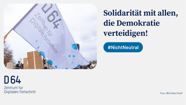 Sharepic von D64 – Zentrum für Digitalen Fortschritt. "Solidarität mit allen, die Demokratie verteidigen! #NichtNeutral". Bild: Foto einer D64-Fahne auf einer Demonstration. Foto-Credit: D64/Falko Ortolf