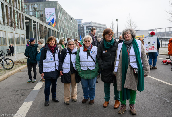 Die Omas gegen Rechts bei gemeinsamem Streik von Verdi und Fridays for Future für besseren ÖPNV und Klimaschutz. Am Haus steht: „Zeit, für Freiheit zu streiten.“. Auf dem Plakat rechts steht: „Für meine und alle Kinder“. Luisenstraße, Berlin, 01.03.2024