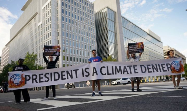David Malpass, Klima leugner, protestiert

