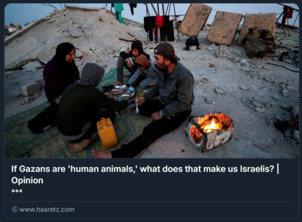 Una famiglia palestinese interrompe il digiuno consumando il pasto Iftar durante il mese sacro del Ramadan, sulle macerie della propria casa nel campo profughi di Jabalia, nella Striscia di Gaza settentrionale. Credit: Mahmoud Issa / Reuters