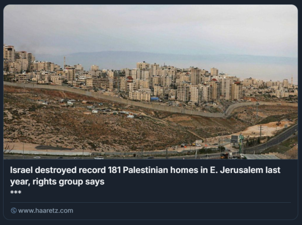 Vista del campo profughi palestinese di Shuafat e della controversa barriera di separazione di Israele, il mese scorso, come visto da Issawiya a Gerusalemme Est. Credito: AFP/AHMAD GHARABLI