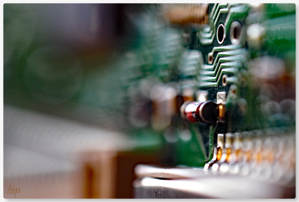 Nahaufnahme einer ausrangierten Festplatte. Der Fokus liegt im vorderen Teil, der Rest der Aufnahme ist unscharf.

Close-up of a discarded hard drive. The focus is on the front part, the rest of the shot is out of focus.