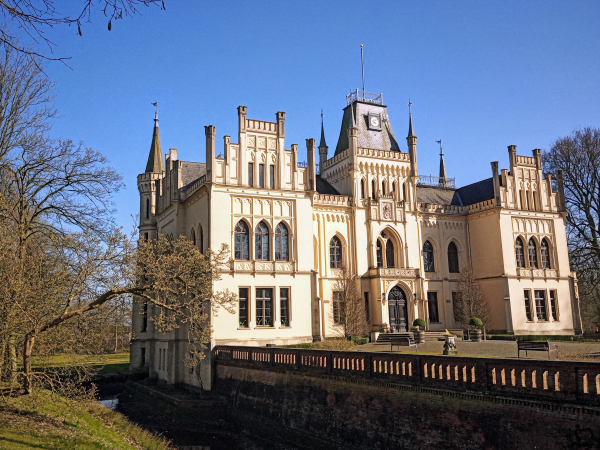 Schloss Evenburg in seiner ganzen Pracht. ~~~ Castle Evenburg in all its glory.