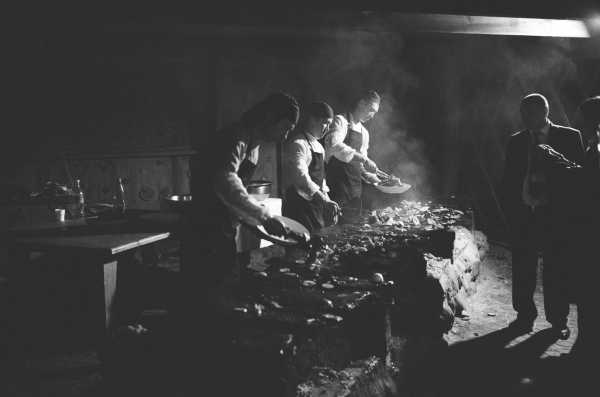 Grillplatte, Fleisch und Gemüse vom offenen Grill bevor es zum Seilziehen geht. Empfang in Bishkek/Kirgistan.