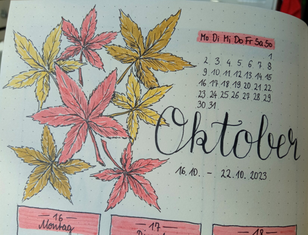 Selbstgezeichnete Wochenseite im Kalender mit Illustration in Fineliner und Tintenmarker. Hier mehrere sich teils überschneidende Blätter, asiatischer Ahorn oder wilder Wein, in Koralle, Senfgelb und helleren warmem Gelb.